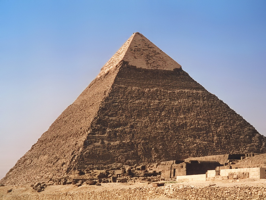 Gizeh - Piramide van Chefren De 3 piramiden van Chefren, Cheops en Mykerinos. De piramide van Cheops is met zijn 140 meter de hoogste. De piramide van Chefren is niet zo hoog als deze van zijn vader maar de top is nog wel steeds bedekt met witte lijmsteen. Stefan Cruysberghs